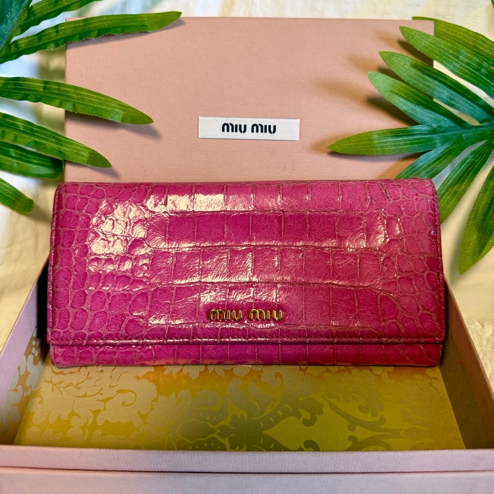 IN BOX! MIU MIU ๐บ Bright Pink Continental Italian Croc Leather Long Snap Wallet